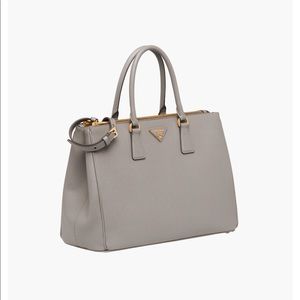 Prada Saffiano X-Large Galleria Tote 👜.